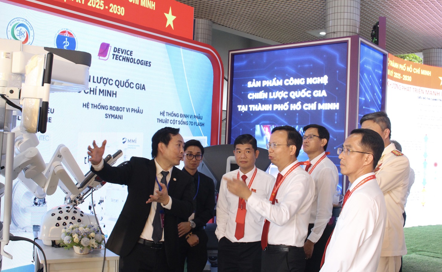 C&aacute;c đại biểu tham dự Đại hội tham quan triển l&atilde;m "Sản phẩm c&ocirc;ng nghệ chiến lược quốc gia tại TP. Hồ Ch&iacute; Minh". Ảnh: Ban tổ chức Đại hội