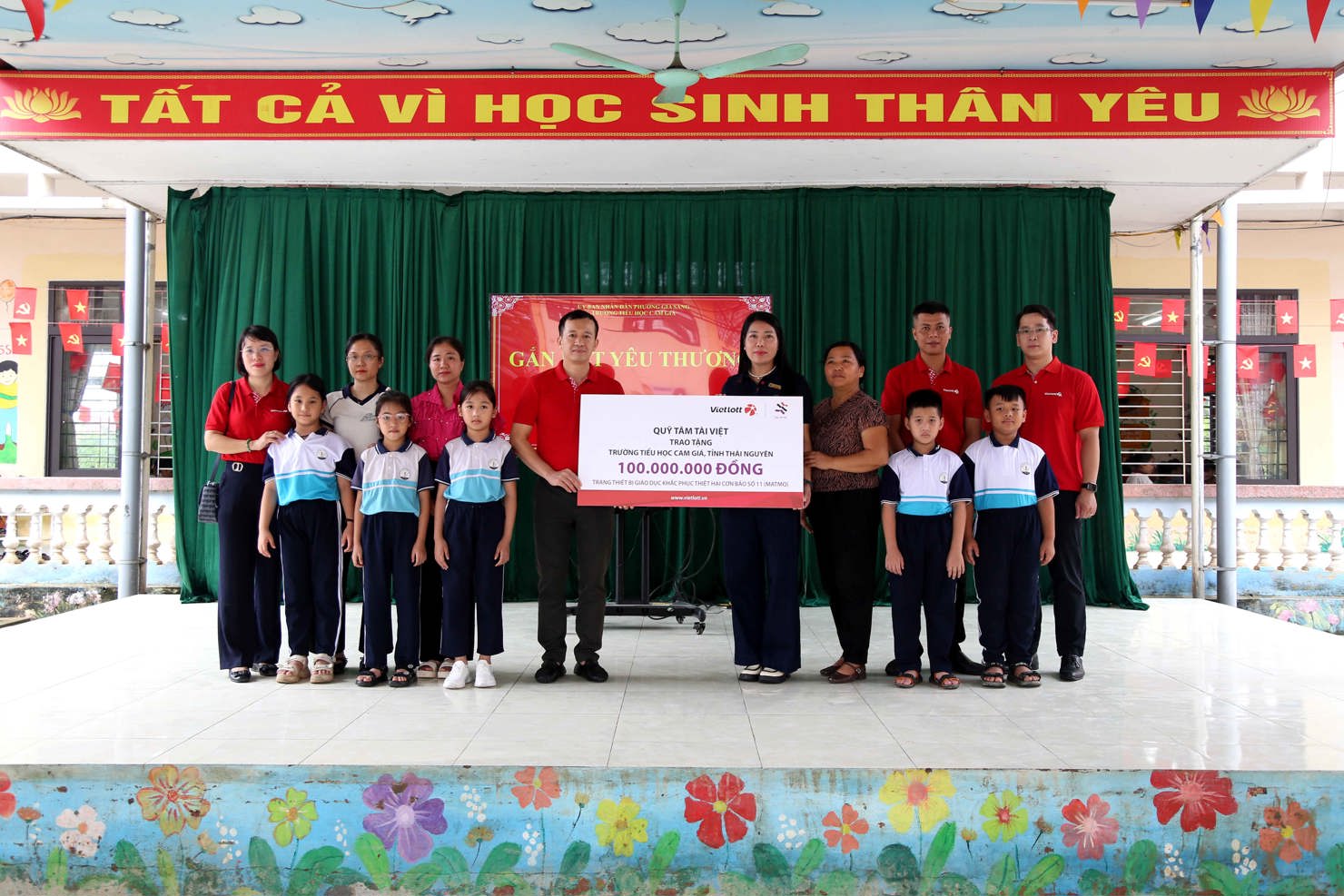 Thay mặt Quỹ Tâm Tài Việt, Tổng giám đốc Vietlott Phạm Ngọc Tú trao 100 triệu đồng cho Trường Tiểu học Cam Giá mua sắm trang thiết bị, dụng cụ học tập. Ảnh: Vietlott