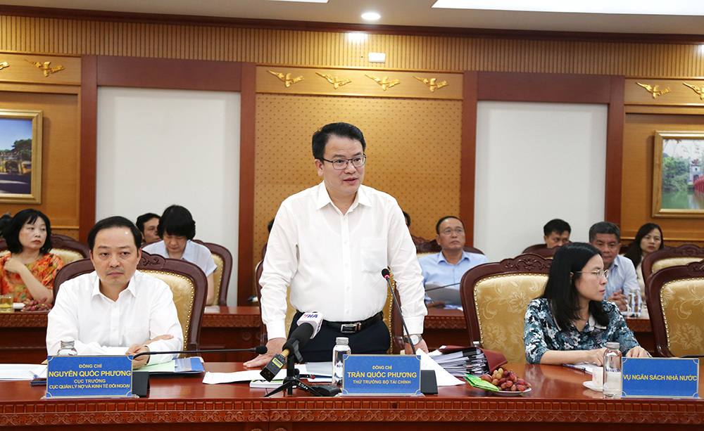 Thứ trưởng Bộ Tài chính Trần Quốc Phương chủ trì và điều hành Hội nghị.