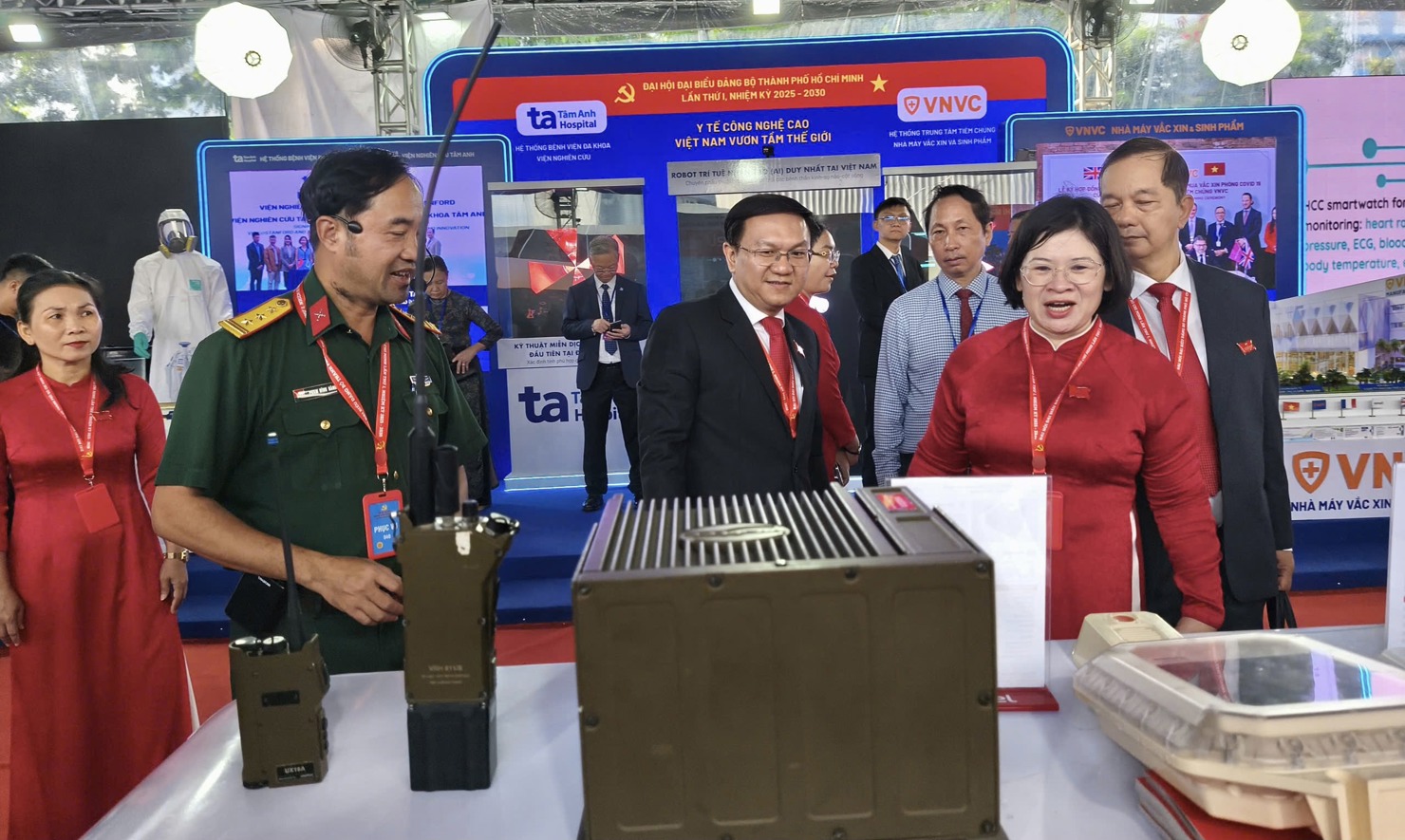Các Đại biểu tham dự Đại hội ấn tượng với nhiều sản phẩm công nghệ. Ảnh: BTC