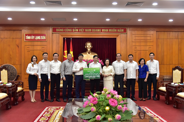 Hồng Quang - Thành viên HĐQT, Chủ tịch Công đoàn Vietcombank (thứ 5, từ trái sang) trao ủng hộ 1 tỷ đồng cho nhân dân tỉnh Lạng Sơn khắc phục thiên tai