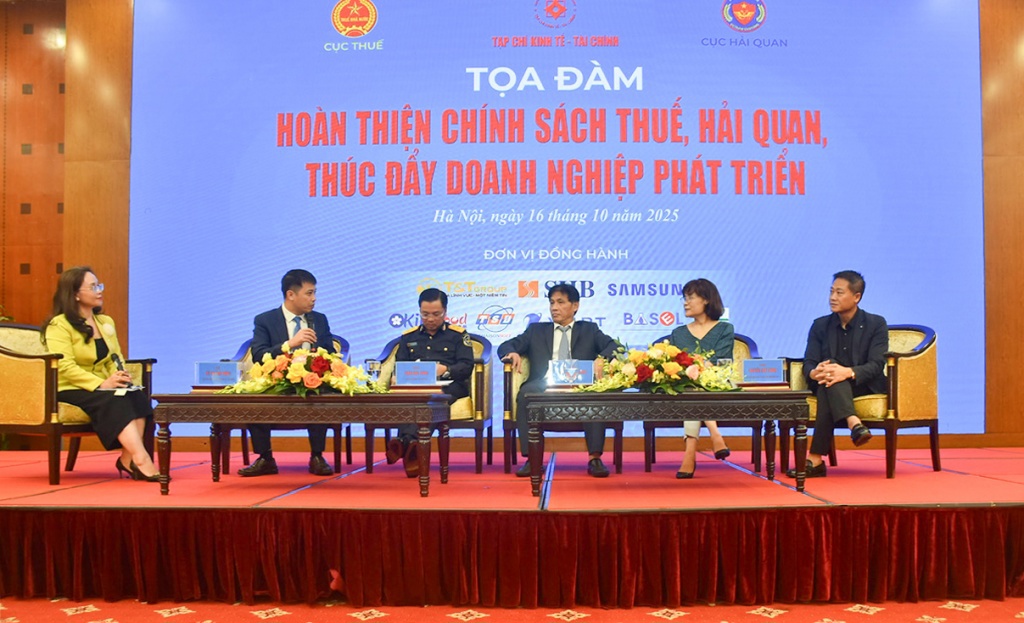 C&aacute;c đại biểu tham gia thảo luận tại Tọa đ&agrave;m. Ảnh: Th&aacute;i B&igrave;nh