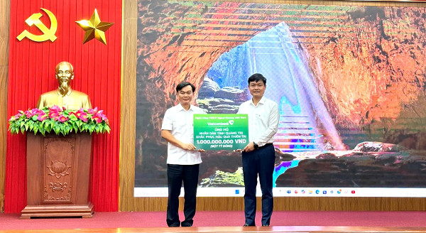 Ôngh Nguyễn Danh Phương - Phó Bí thư thường trực Đảng ủy Vietcombank (bên phải) trao tặng 1 tỷ đồng thông qua UB MTTQ tỉnh Quảng Trị