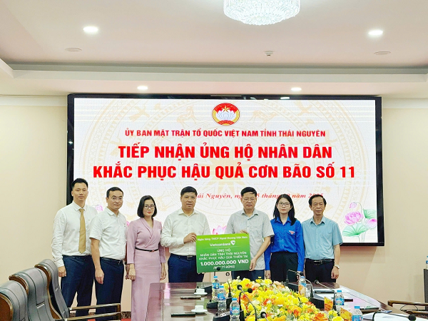 Ông Hồng Quang (thứ 4, từ trái sang) trao hỗ trợ 1 tỷ đồng cho tỉnh Thái Nguyên khắc phục hậu quả cơn bão số 11 