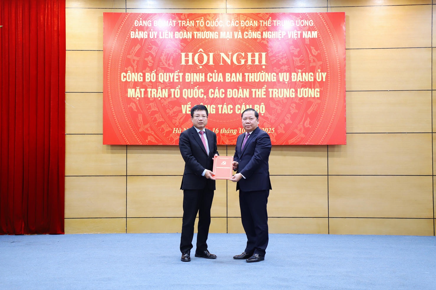 Ông Nguyễn Phi Long - Ủy viên dự khuyết Ban Chấp hành Trung ương Đảng, Phó Bí thư Đảng ủy Mặt trận Tổ quốc, các đoàn thể Trung ương trao Quyết định điều động Thứ trưởng Bộ Tài chính Hồ Sỹ Hùng giữ chức vụ Bí thư Đảng ủy VCCI.