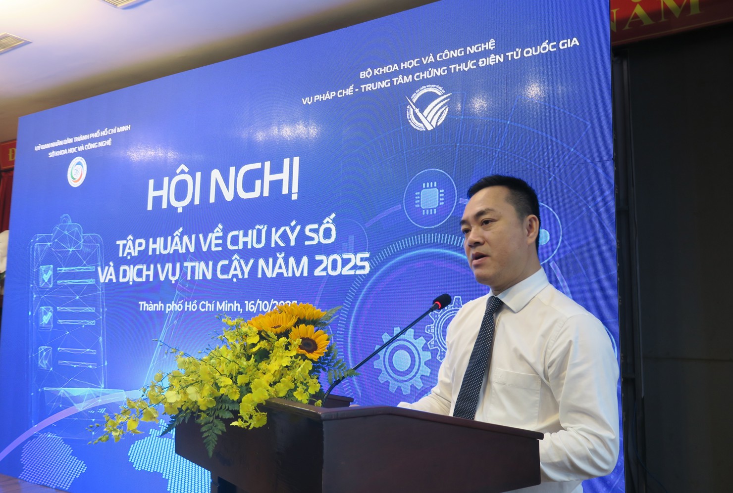 &Ocirc;ng Phạm Huỳnh Quang Hiếu nhấn mạnh,&nbsp;việc ứng dụng chữ k&yacute; số gi&uacute;p c&aacute;c cơ quan, tổ chức v&agrave; doanh nghiệp r&uacute;t ngắn quy tr&igrave;nh, giảm chi ph&iacute;, tăng năng suất lao động. Ảnh: Đức Mỹ