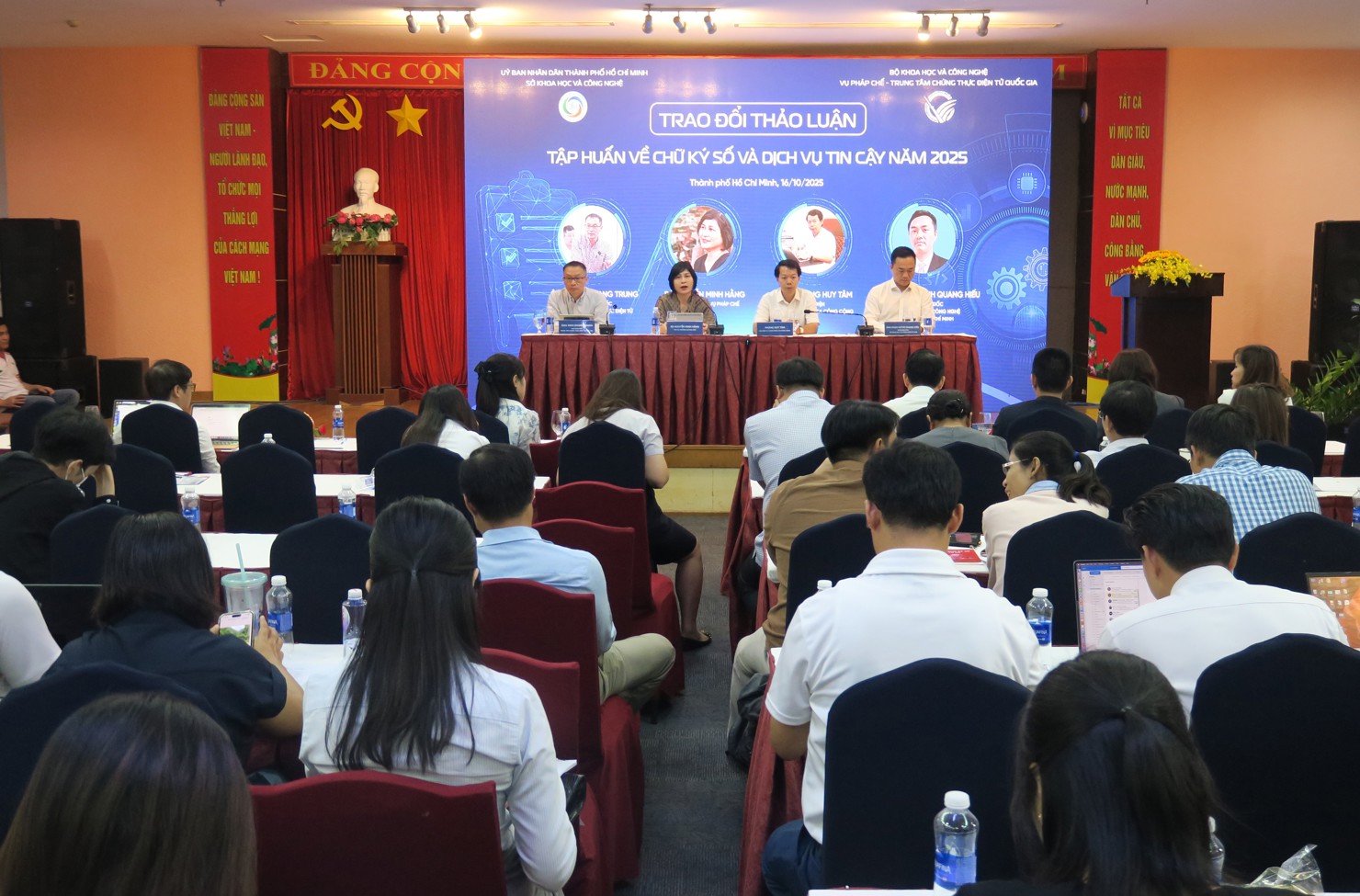 C&aacute;c đại biểu cũng lưu &yacute;, đối với c&ocirc;ng d&acirc;n cần tự trang bị c&aacute;c yếu tố cơ bản như t&agrave;i khoản số, chữ k&yacute; số để tham gia v&agrave;o giao dịch số. Ảnh: Đức Mỹ