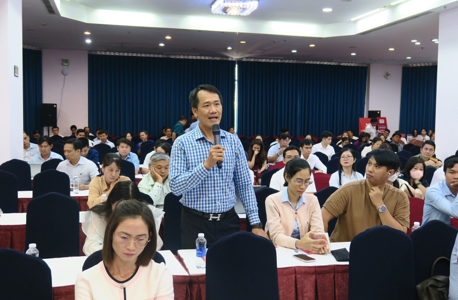 Nhiều người d&acirc;n, doanh nghiệp n&ecirc;u những vướng mắc trong qu&aacute; tr&igrave;nh sử dụng CKS trong việc đăng k&yacute; trực tuyến về khai sinh, đăng k&yacute; kinh doanh. Ảnh: Đức Mỹ