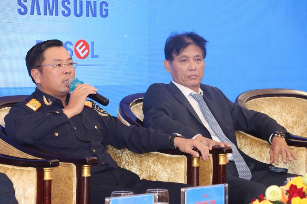 Đại diện Lãnh đạo Cục Hải quan, Cục Thuế trao đổi với cộng đồng DN về chính sách thuế và hải quan. Ảnh: Thái Bình