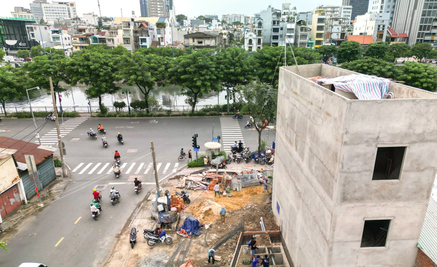 Người dân bắt đầu tháo dỡ nhà bàn giao mặt bằng để thi công cầu Nguyễn Khoái. Ảnh: BT