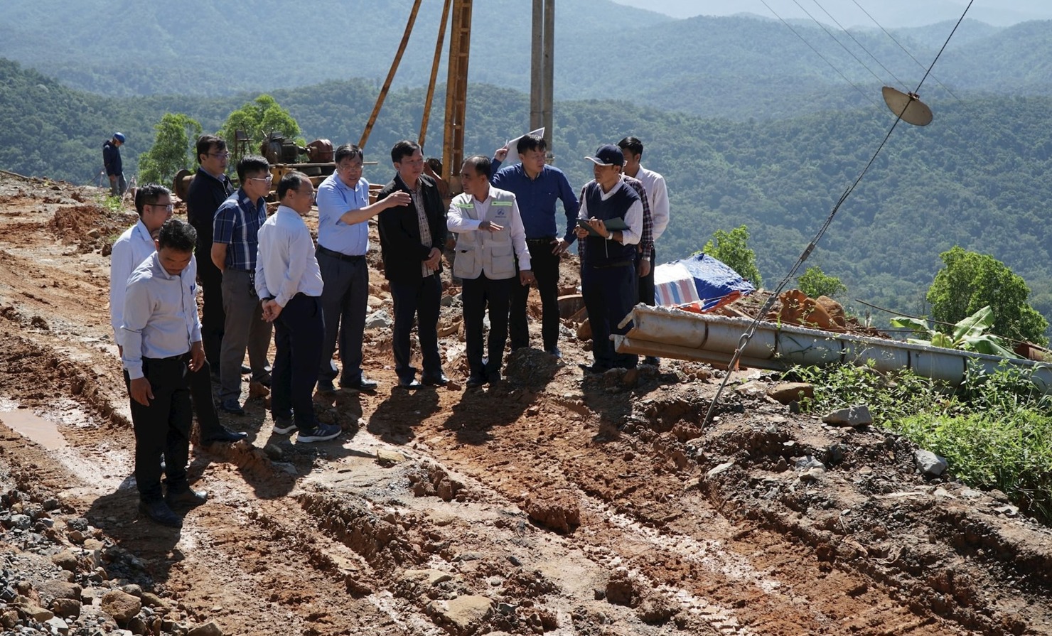 Phó Chủ tịch UBND tỉnh Lâm Đồng Võ Ngọc Hiệp kiểm tra tiến độ nâng cấp, sửa chữa Quốc lộ 28B. Ảnh: Đức Hùng