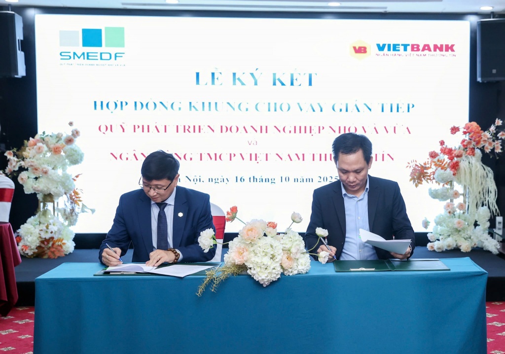 Đại diện Quỹ Ph&aacute;t triển DNNVV k&yacute; kết Hợp đồng khung cho vay gi&aacute;n tiếp với Ng&acirc;n h&agrave;ng TMCP Việt Nam Thương T&iacute;n (Vietbank).