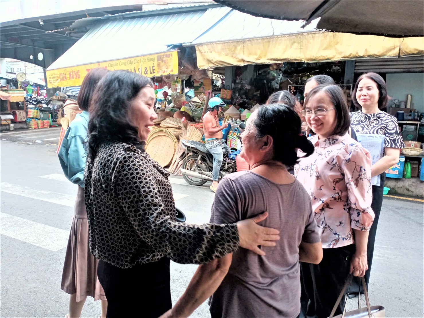Cục trưởng Nguyễn Thị Hương c&ugrave;ng điều tra vi&ecirc;n xuống địa b&agrave;n điều tra.
