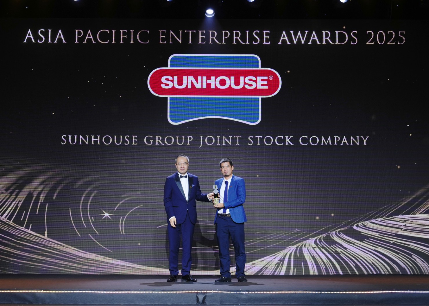 Ông Lê Tùng, Giám đốc Chiến lược Tập đoàn SUNHOUSE nhận giải APEA 2025 (Ảnh: APEA Vietnam).