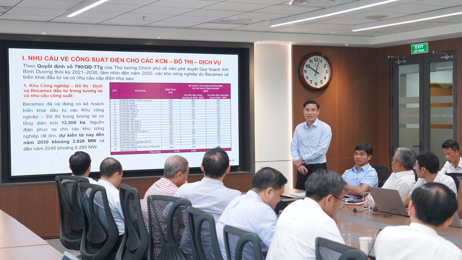 Đại diện Becamex báo cáo nhu cầu về công suất điện cho các khu công nghiệp – đô thị - dịch vụ tại buổi làm việc