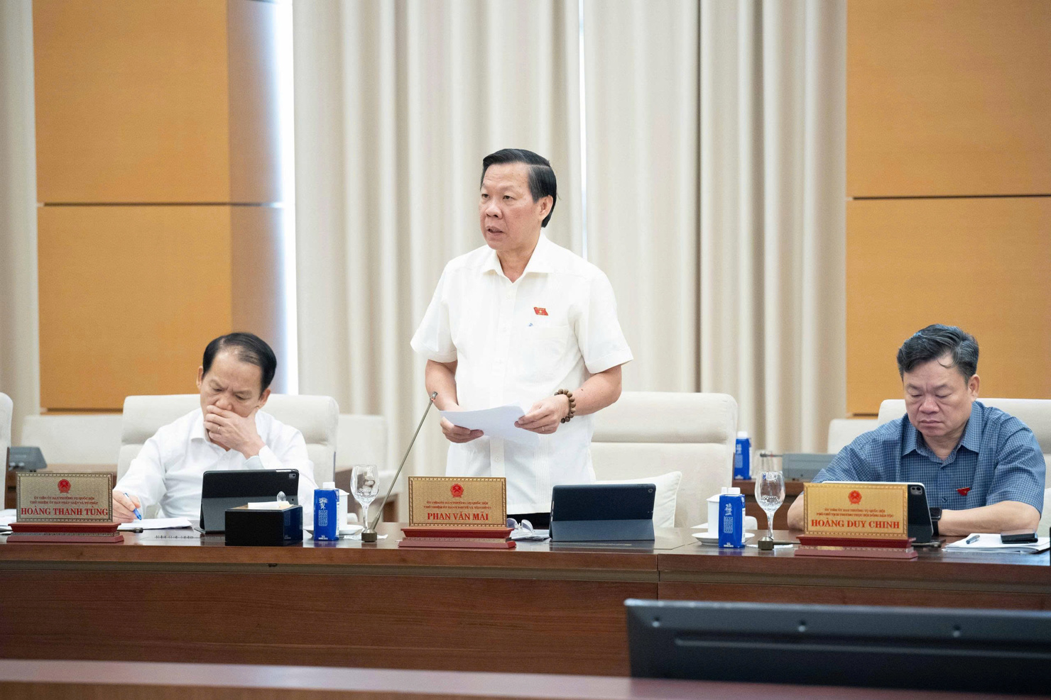 Chủ nhiệm Uỷ ban Kinh tế và Tài chính Phan Văn Mãi báo cáo thẩm tra dự án Luật.