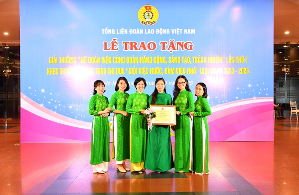 Các đại biểu Công đoàn cơ sở Trụ sở chính Vietcombank chụp ảnh lưu niệm tại buổi lễ 