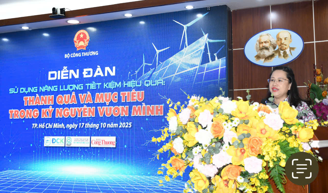 Bà Đỗ Thị Minh Trâm– Phó Cục trưởng Cục Đổi mới sáng tạo, chuyển đổi xanh và Khuyến công (Bộ Công Thương) phát biểu khai mạc Diễn đàn.
