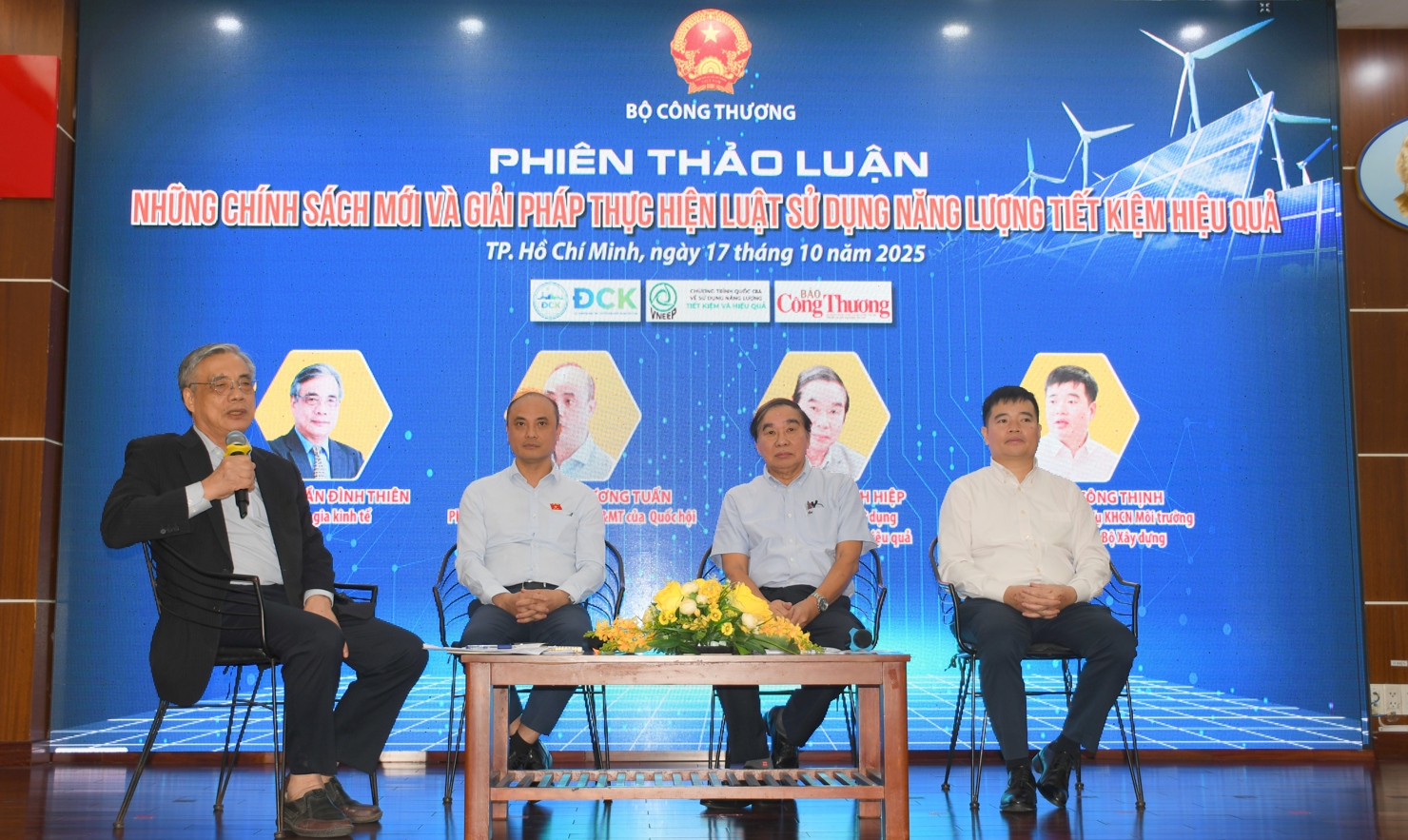 Phi&ecirc;n thảo luận. Ảnh: Phạm Thọ