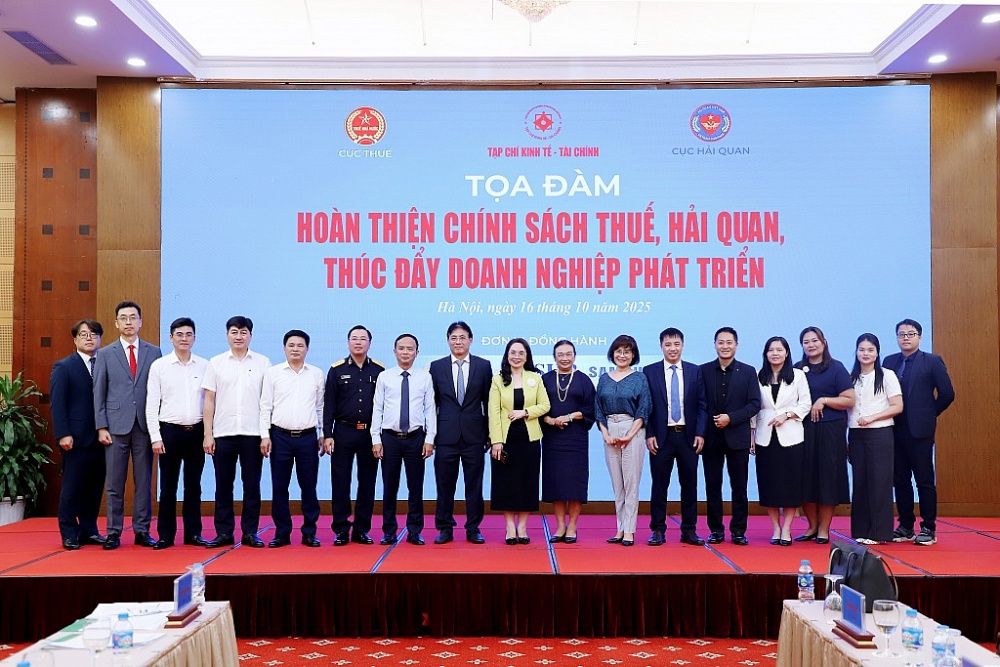 C&aacute;c đại biểu, diễn giả, DN chụp ảnh lưu niệm c&ugrave;ng Ban Tổ chức tọa đ&agrave;m. Ảnh: Thanh Hằng