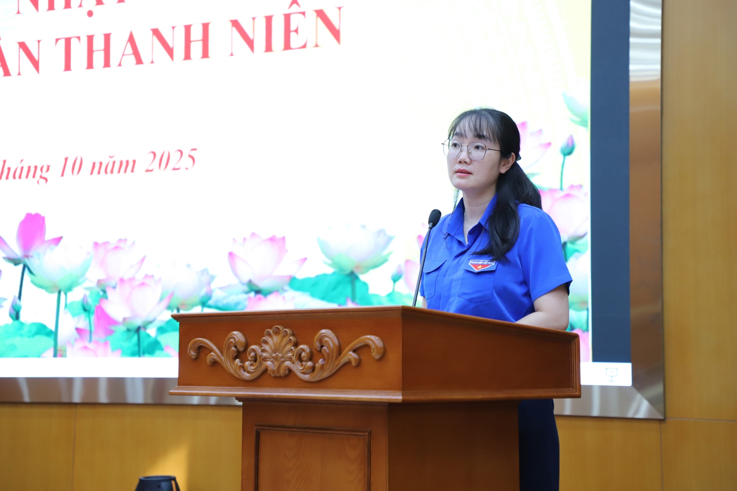 Chị Nguyễn Thị Mai - Ph&oacute; B&iacute; thư Đo&agrave;n Thanh ni&ecirc;n Bộ T&agrave;i ch&iacute;nh th&ocirc;ng tin về chương tr&igrave;nh bồi dưỡng.