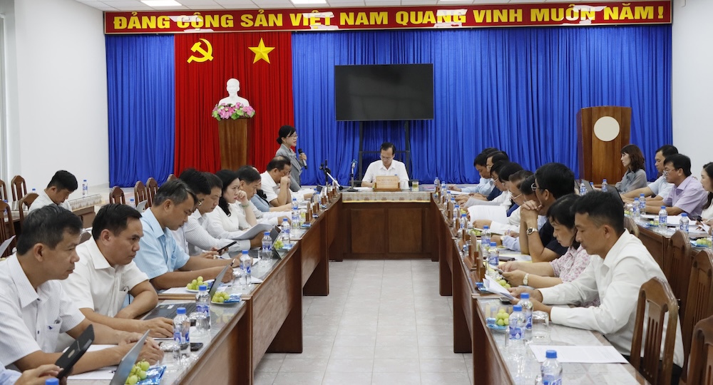 Gi&aacute;m đốc Sở T&agrave;i ch&iacute;nh tỉnh Đồng Th&aacute;p b&aacute;o c&aacute;o kết quả hoạt động với l&atilde;nh đạo tỉnh
