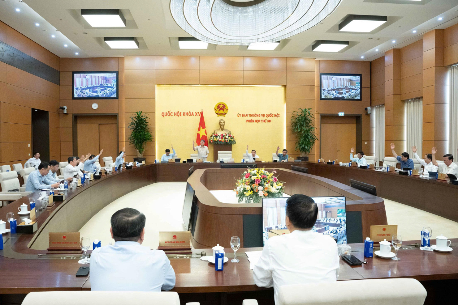 Ủy ban Thường vụ Quốc hội biểu quyết thông qua điều chỉnh giảm trừ gia cảnh.