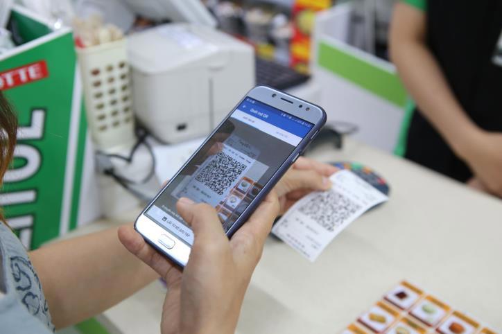 Chiến lược tài chính toàn diện quốc gia người dân và doanh nghiệp cần được tiếp cận các dịch vụ chuyển tiền, thanh toán an toàn, thuận tiện. Ảnh: TL