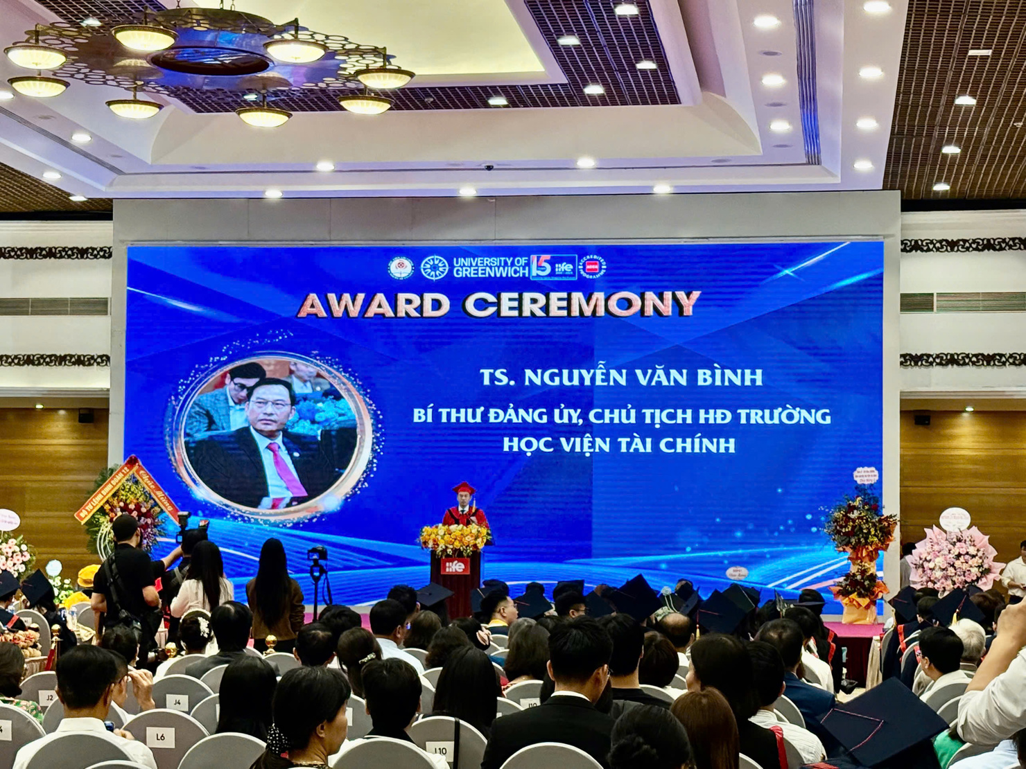 To&agrave;n cảnh Lễ Trao bằng.