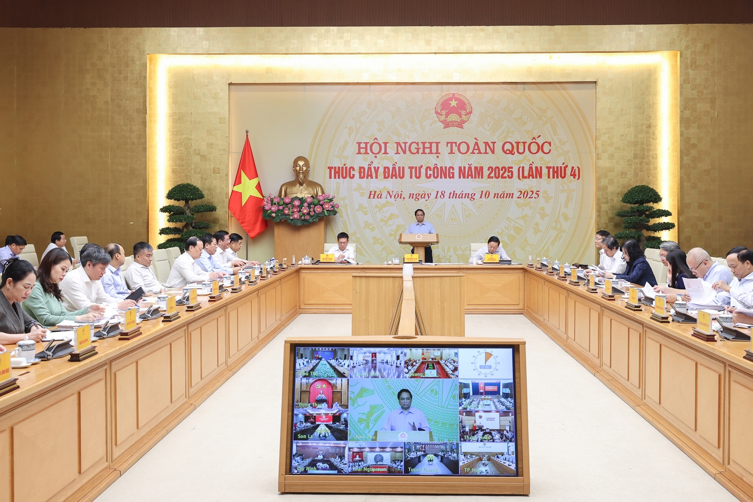 Thủ tướng Chính phủ Phạm Minh Chính chủ trì Hội nghị toàn quốc lần 4 thúc đẩy giải ngân đầu tư công. Ảnh: VGP/Nhật Bắc