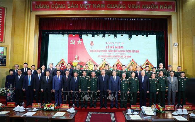 Tổng Bí thư Tô Lâm, Bí thư Quân uỷ Trung ương và các đại biểu - Ảnh: TTXVN