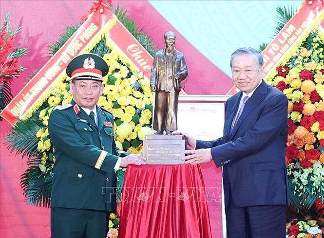 Tổng Bí thư Tô Lâm tặng bức tượng Chủ tịch Hồ Chí Minh cho Tổng cục II, Bộ Quốc phòng - Ảnh: TTXVN
