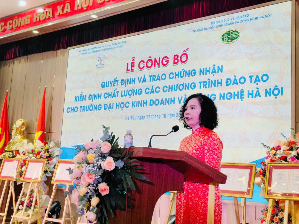 PGS. TS. Nguyễn Phương Nga, Gi&aacute;m đốc Trung t&acirc;m Kiểm định chất lượng gi&aacute;o dục ph&aacute;t biểu tại buổi lễ