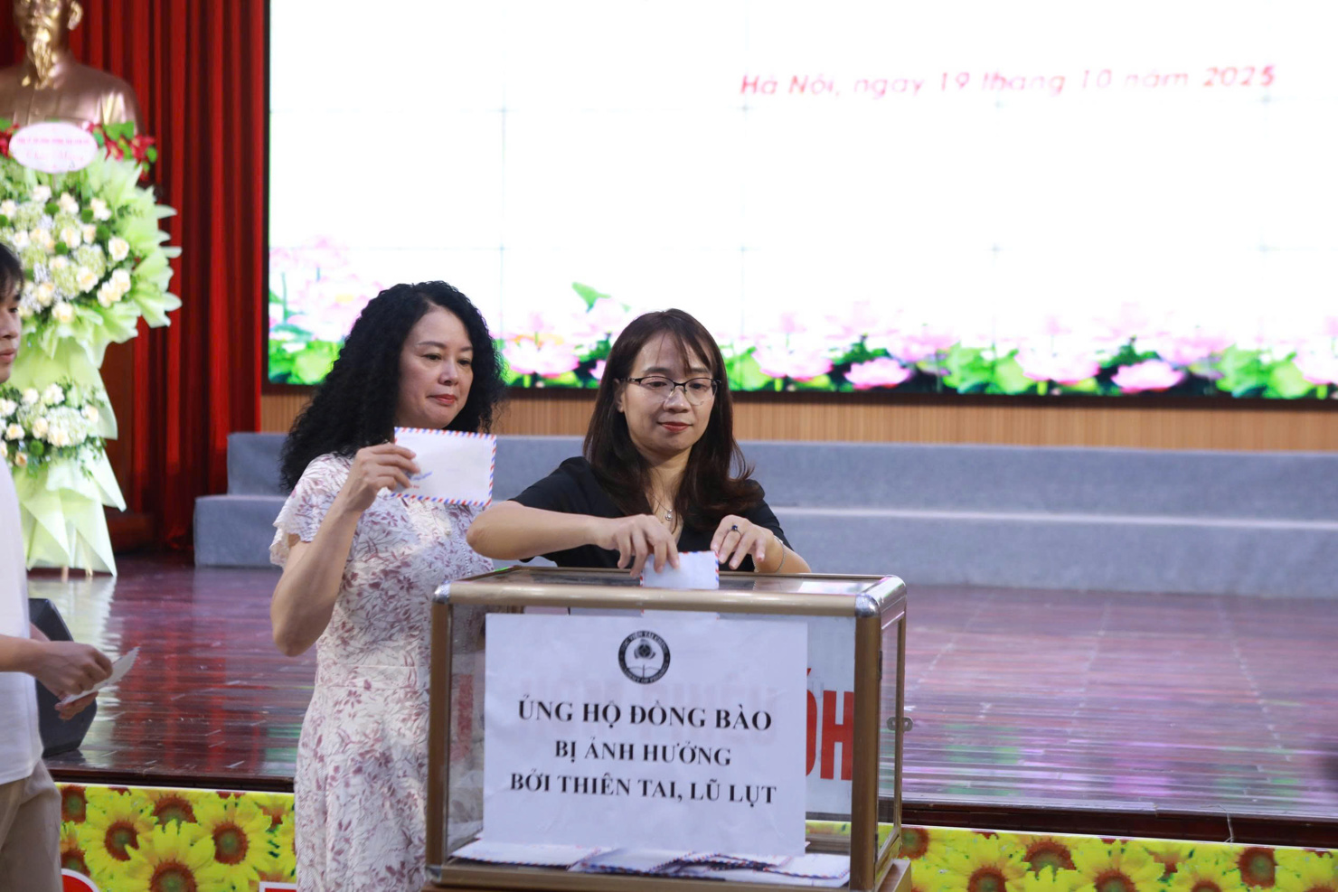 Các cán bộ, giảng viên, học viên tham gia ủng hộ đồng bào vùng lũ.