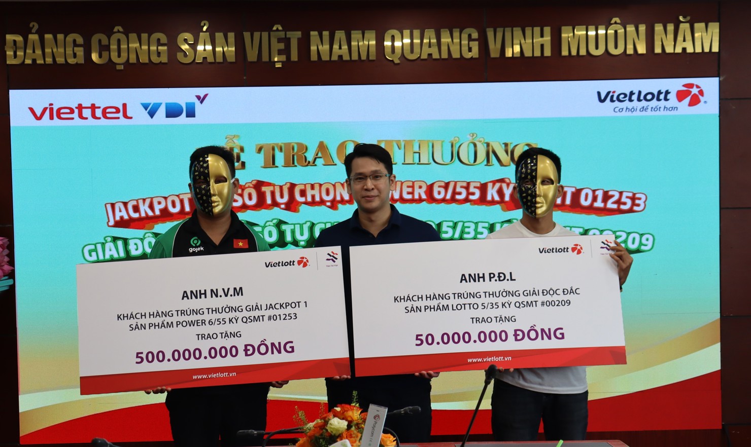 Hai người chơi may mắn tr&uacute;ng thưởng trao tặng an sinh x&atilde; hội.&nbsp;Ảnh: Vietlott