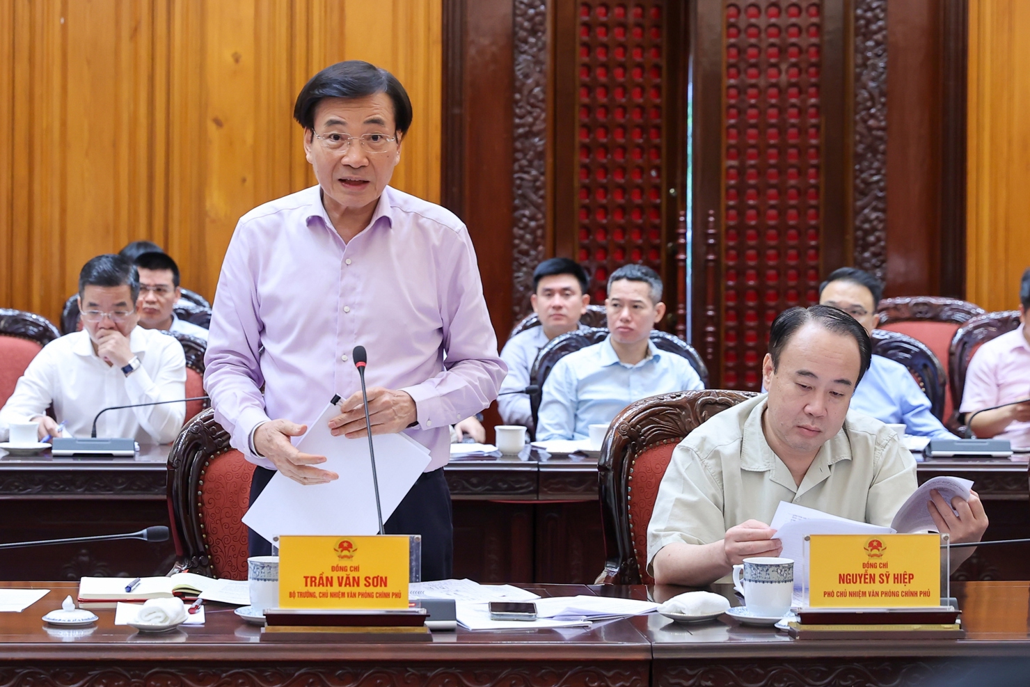 Bộ trưởng, Chủ nhiệm VPCP Trần Văn Sơn báo cáo tại cuộc họp. Ảnh: VGP/Nhật Bắc