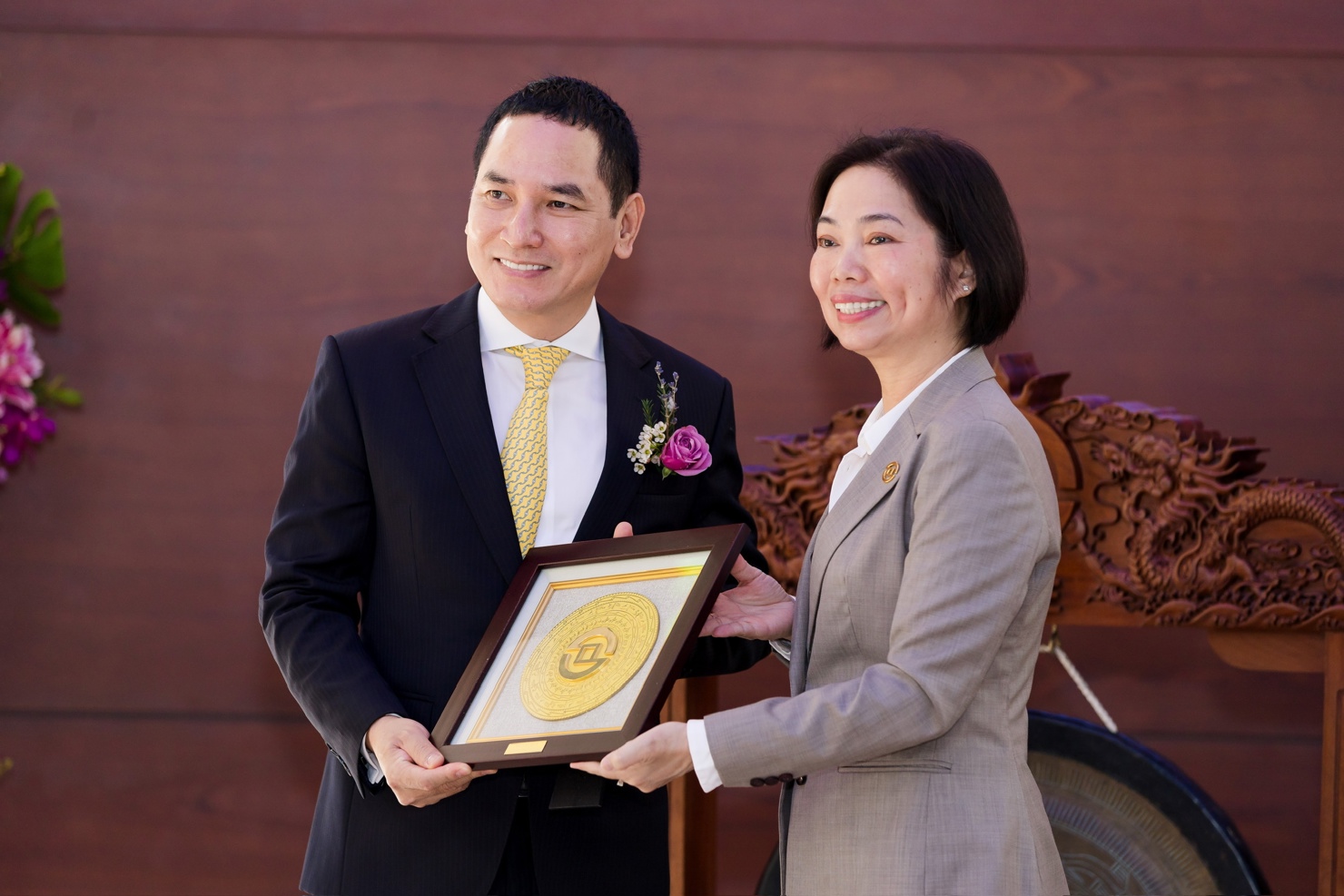 Bà Trần Anh Đào, Phó Tổng Giám đốc Phụ trách Ban Điều Hành Sở GDCK TPHCM ông Nguyễn Xuân Minh, Chủ tịch TCBS tại buổi lễ trao quyết định niêm yết.