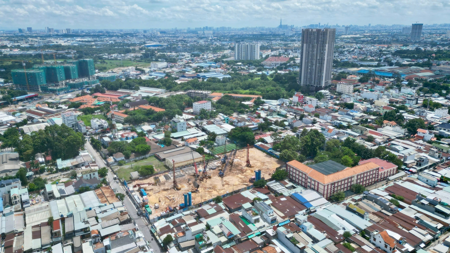Một dự án thi công để kịp thời bổ sung nguồn cung mới. Ảnh: Anh Hào.