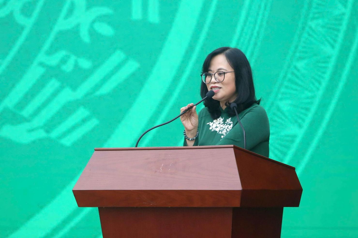 B&agrave; L&ecirc; Thị Việt Nga - Trưởng Ban Quản l&yacute; kinh doanh chứng kho&aacute;n giữ chức vụ Ph&oacute; Chủ tịch UBCKNN kể từ ng&agrave;y 21/10/2025.