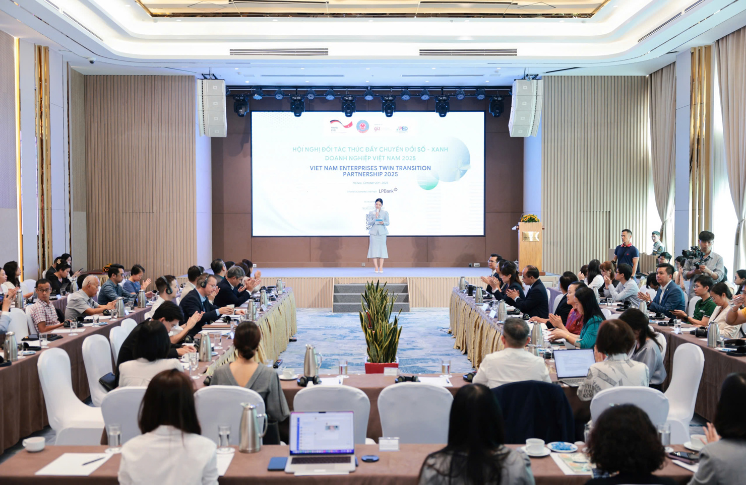 Toàn cảnh Hội nghị Đối tác Thúc đẩy chuyển đổi số – xanh doanh nghiệp Việt Nam 2025 diễn ra vào sáng ngày 20/10/2025 tại Hà Nội.