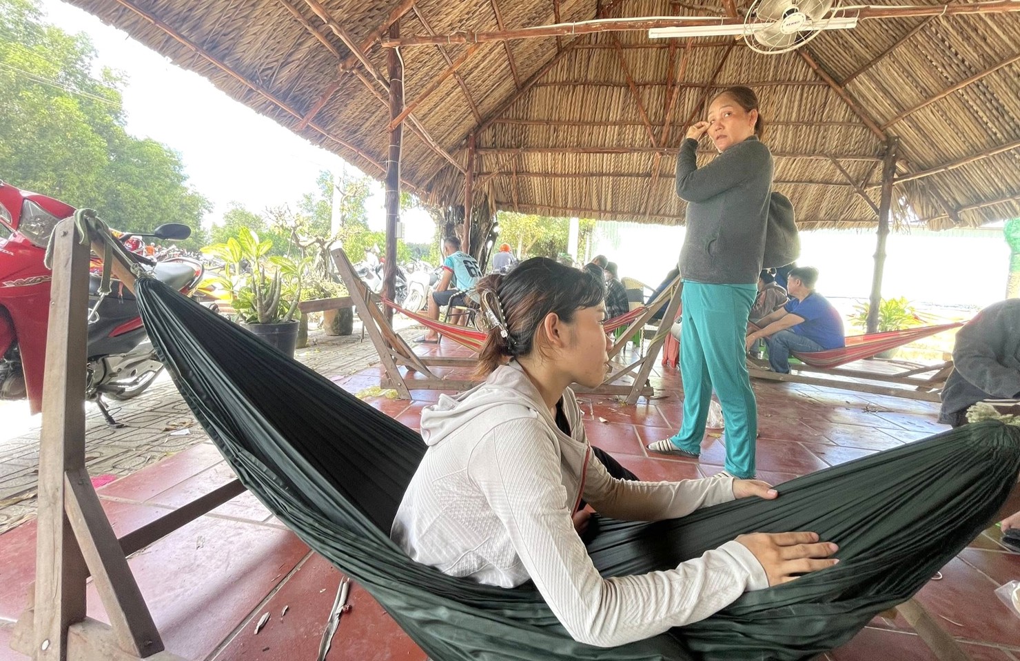 C&ocirc;ng nh&acirc;n tụ tập ở qu&aacute;n c&agrave; ph&ecirc; gần c&ocirc;ng ty mỗi ng&agrave;y để nghe ng&oacute;ng th&ocirc;ng tin chủ doanh nghiệp. Ảnh: C&ocirc;ng nh&acirc;n cung cấp