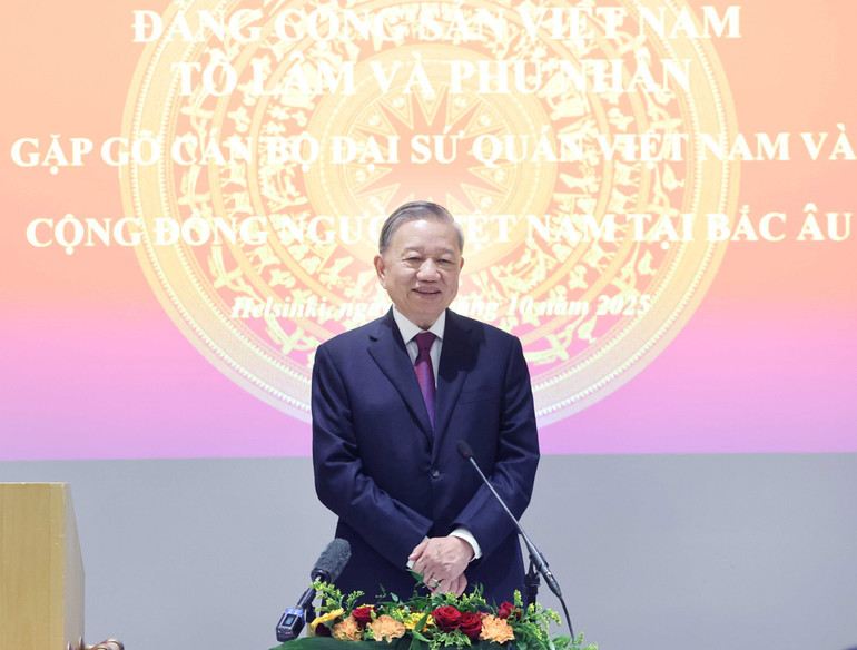 Tổng Bí thư Tô Lâm gặp gỡ cán bộ Đại sứ quán Việt Nam và cộng đồng người Việt tại Bắc Âu. (Ảnh: Thống Nhất/TTXVN).