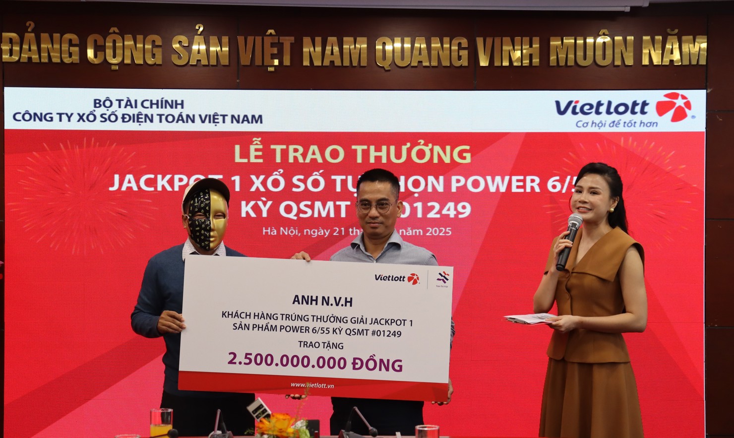 Anh N.V.H trao tặng&nbsp;2,5 tỷ đồng để thực hiện c&aacute;c chương tr&igrave;nh an sinh x&atilde; hội .&nbsp;Ảnh: Vietlott