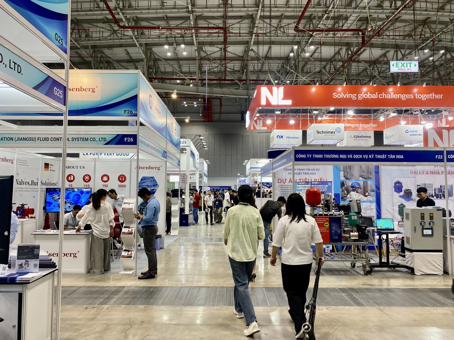Triển lãm quy tụ hơn 400 doanh nghiệp trong nước và quốc tế đến từ 45 quốc gia và vùng lãnh thổ. Ảnh: T.D
