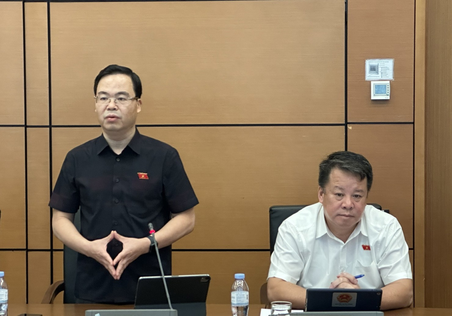 Đại biểu Trần Văn Khải - Đo&agrave;n đại biểu Quốc hội tỉnh Ninh B&igrave;nh trao đổi.