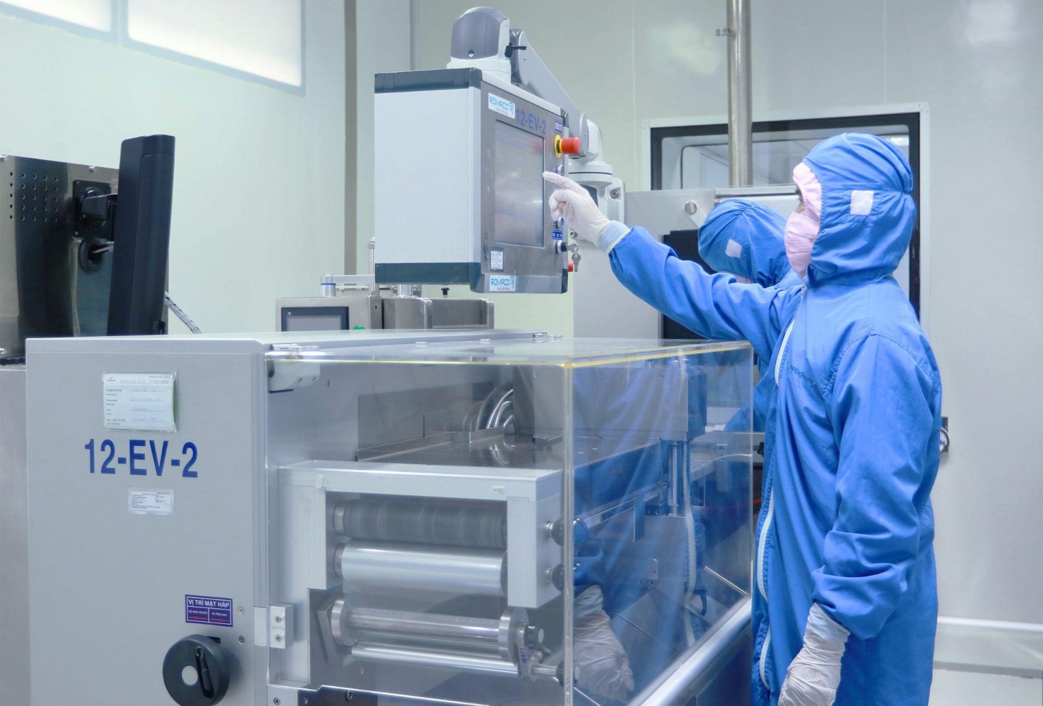 Công tác nghiên cứu và phát triển sản phẩm tại nhà máy thuốc đạt chất lượng EU-GMP. Ảnh: Imexpharm.