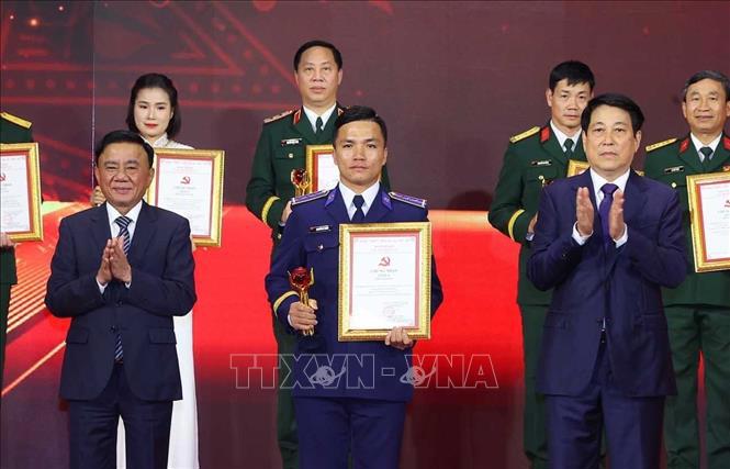 Chủ tịch nước Lương Cường và Thường trực Ban Bí thư Trần Cẩm Tú trao giải A cho tác giả và nhóm tác giả đoạt giải.