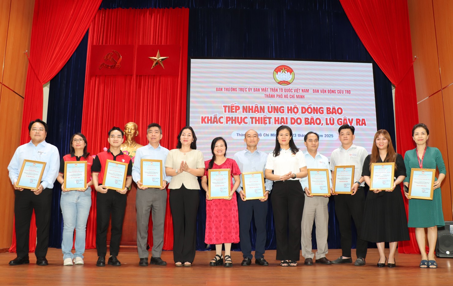 B&agrave; Trương Thị B&iacute;ch Hạnh trao thư cảm ơn đến c&aacute;c đơn vị. Ảnh: VP