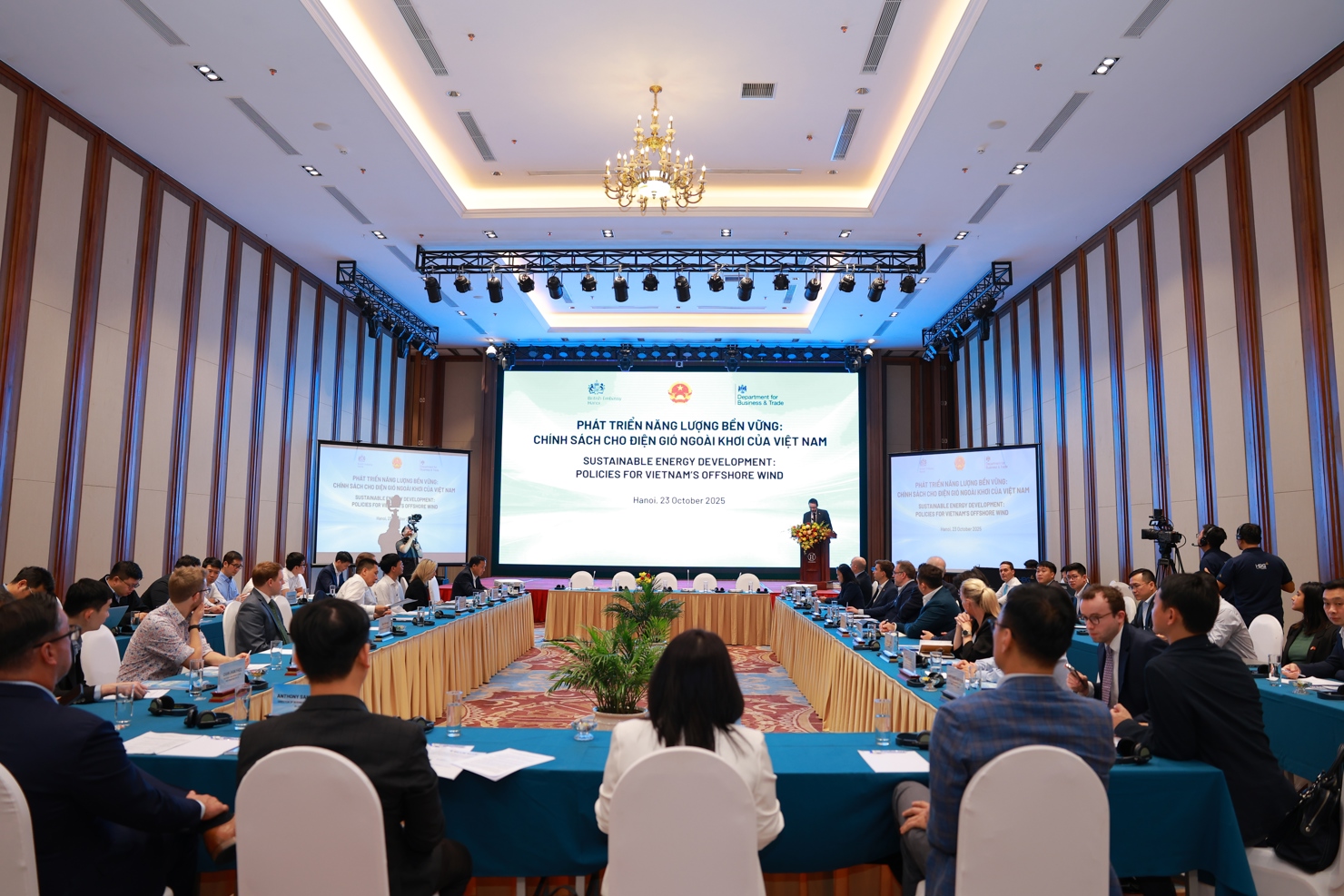 Hội thảo "Ph&aacute;t triển năng lượng bền vững: Ch&iacute;nh s&aacute;ch cho điện gi&oacute; ngo&agrave;i khơi của Việt Nam".