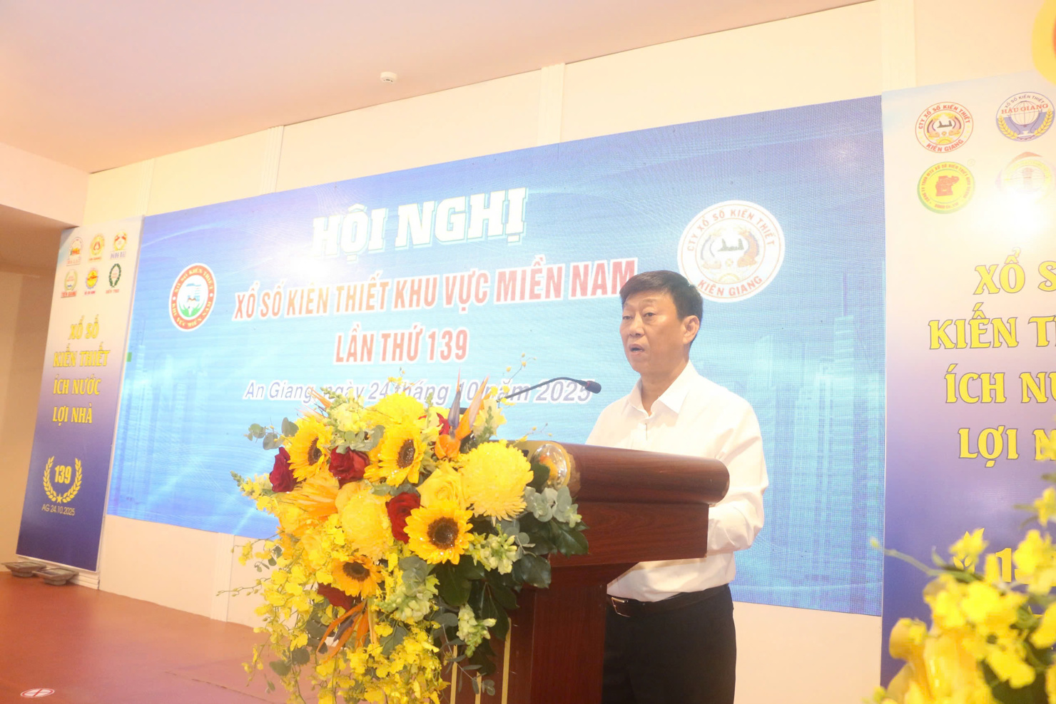 Ông Dương Minh Tú - Phó Chủ tịch Hội đồng Xổ số Khu vực miền Nam báo cáo tại Hội nghị.